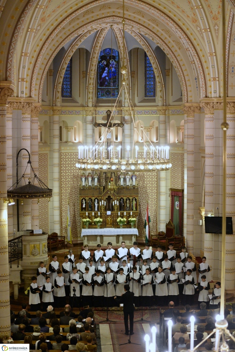 A MONTSERRATI APÁTSÁG fiúkórusa Nyíregyházán lépett fel