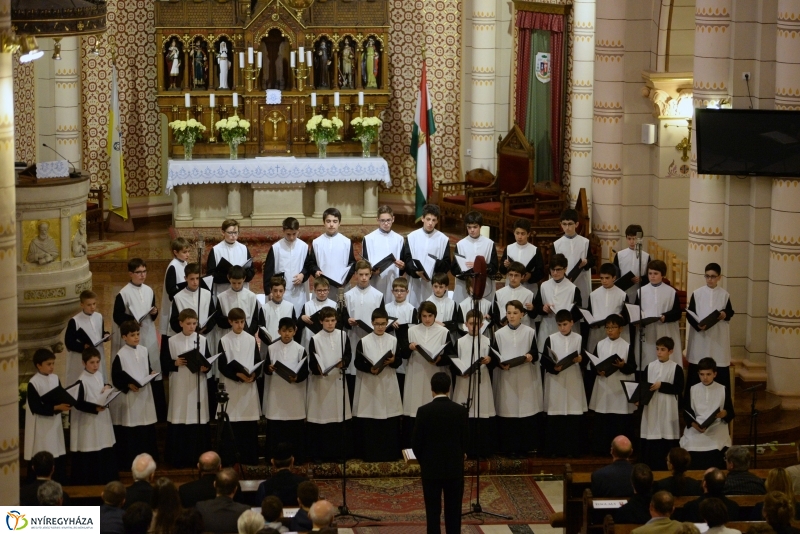 A MONTSERRATI APÁTSÁG fiúkórusa Nyíregyházán lépett fel