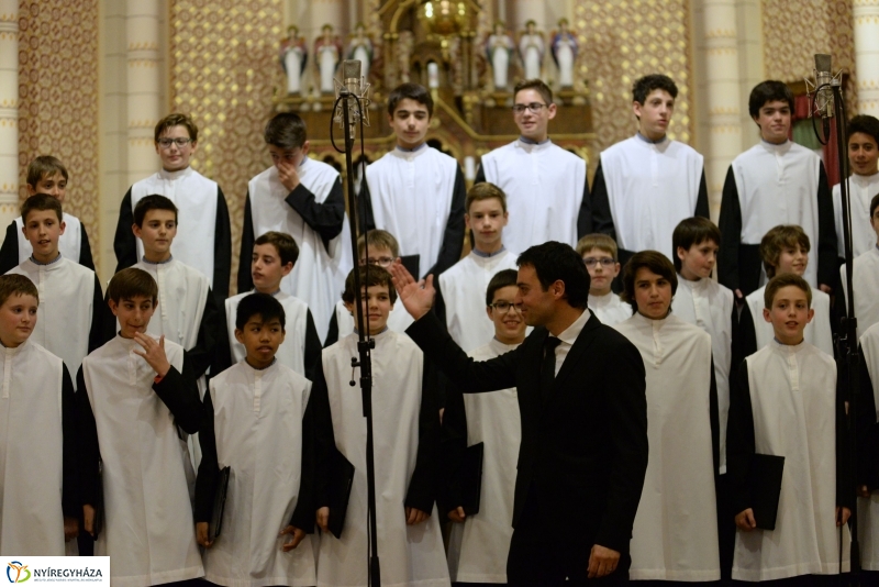 A MONTSERRATI APÁTSÁG fiúkórusa Nyíregyházán lépett fel