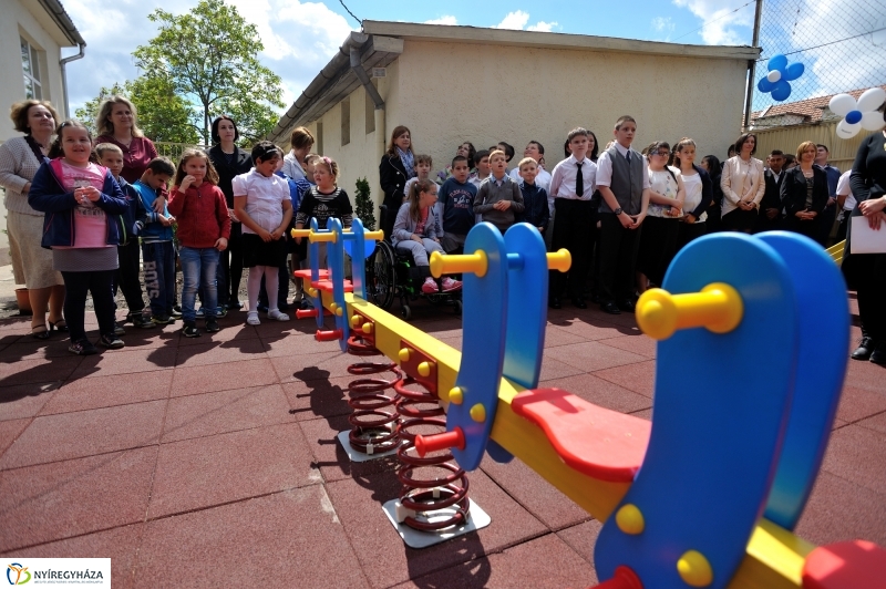 Játszóteret adtak át