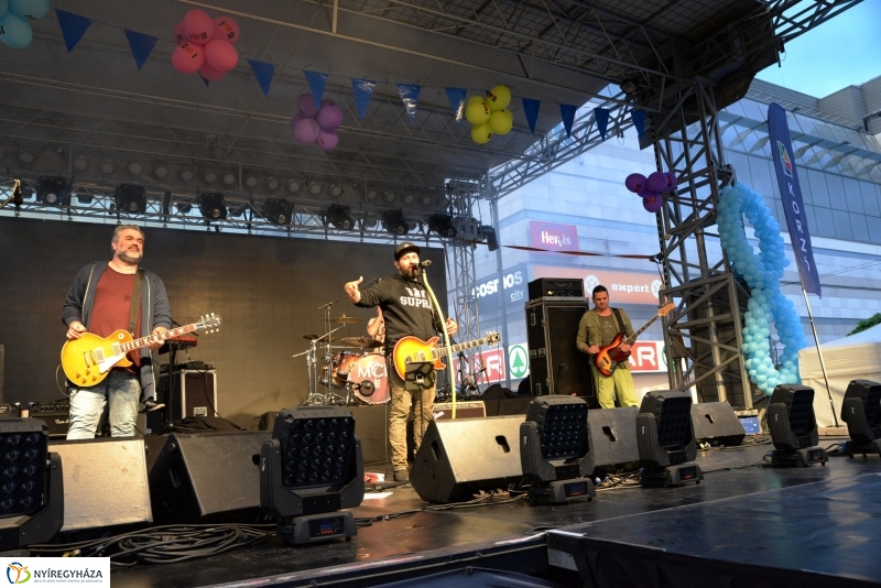 A Magna Cum  Laude is fellépett a Korzó születésnapon