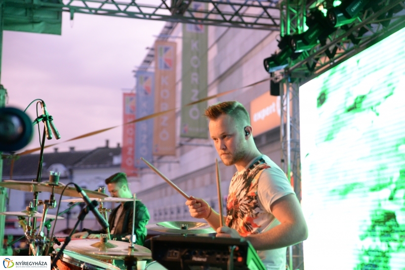 A Magna Cum  Laude is fellépett a Korzó születésnapon