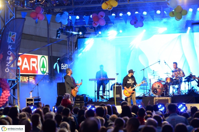 A Magna Cum  Laude is fellépett a Korzó születésnapon