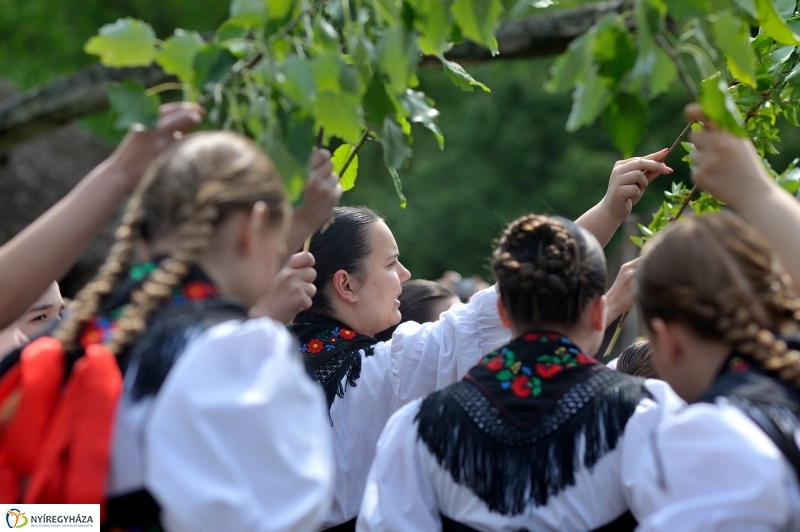 Pünkösdölés a Múzeumfaluban
