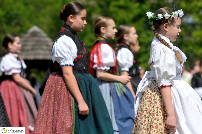 Pünkösdölés a Múzeumfaluban
