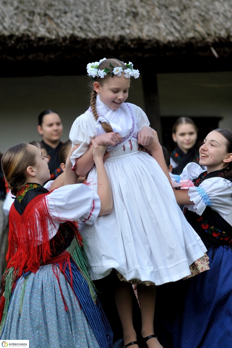 Pünkösdölés a Múzeumfaluban