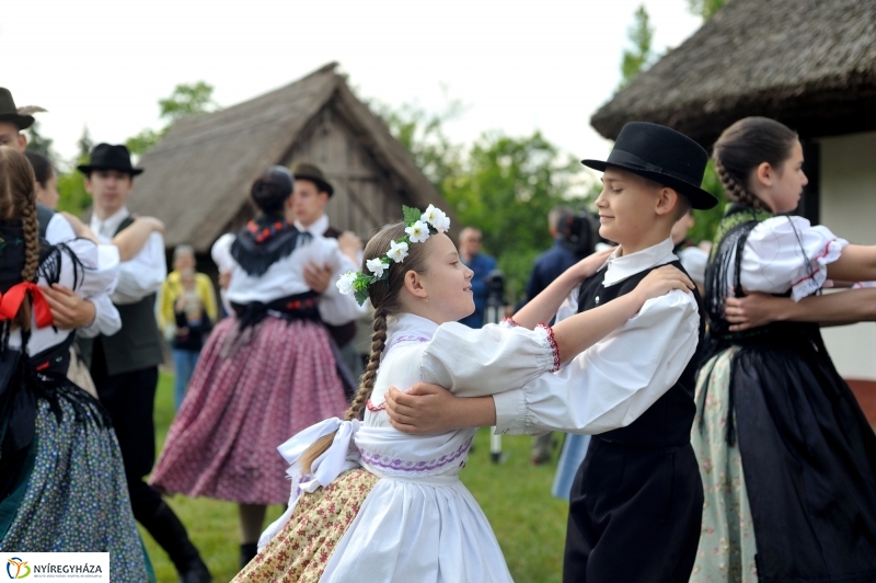 Pünkösdölés a Múzeumfaluban