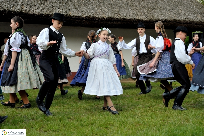 Pünkösdölés a Múzeumfaluban