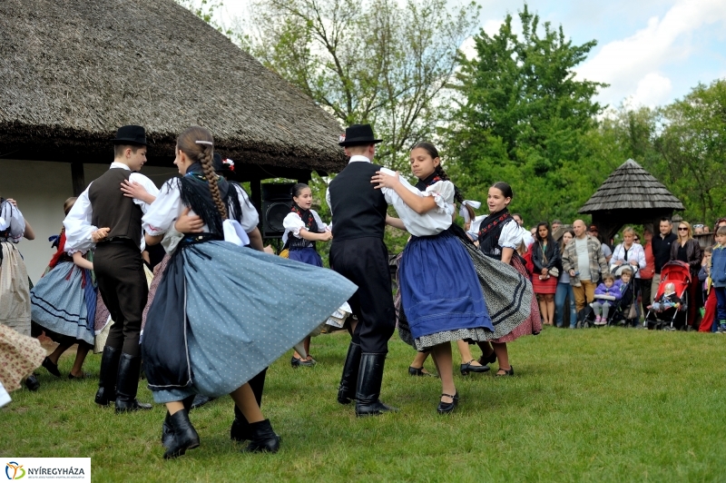 Pünkösdölés a Múzeumfaluban