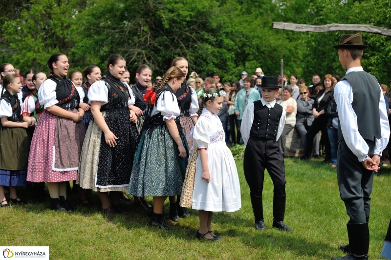 Pünkösdölés a Múzeumfaluban