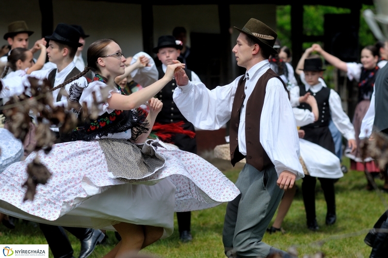 Pünkösdölés a Múzeumfaluban
