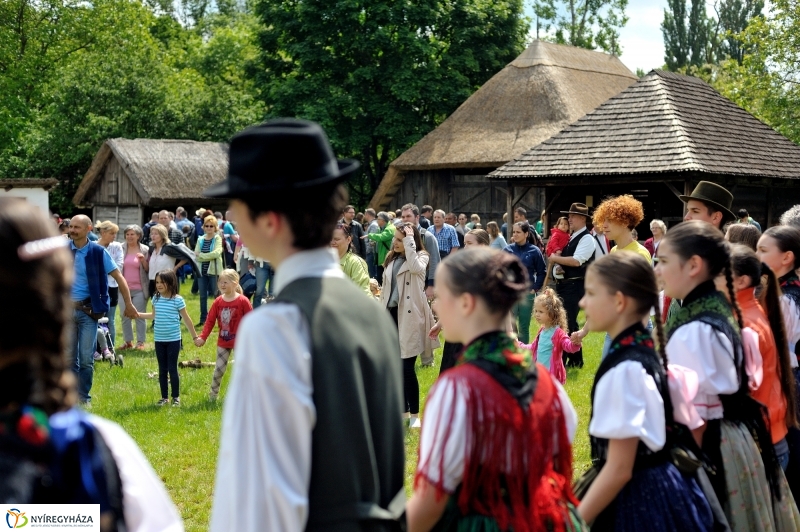 Pünkösdölés a Múzeumfaluban