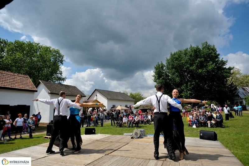 Pünkösdölés a Múzeumfaluban