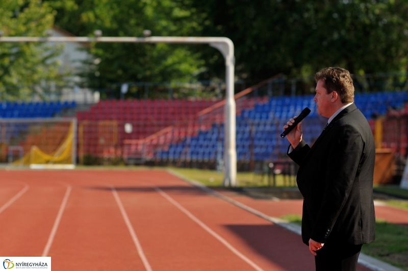 Szépkorúak versenye a stadionban