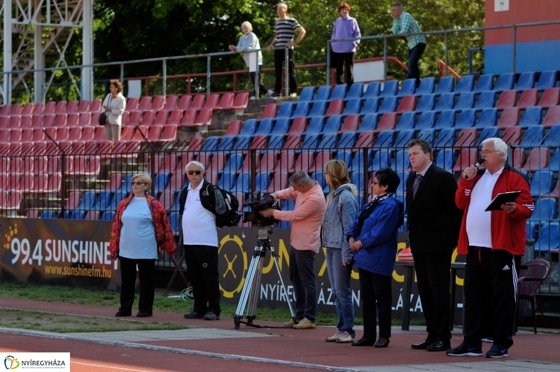 Szépkorúak versenye a stadionban