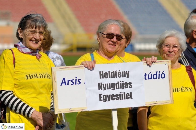 Szépkorúak versenye a stadionban