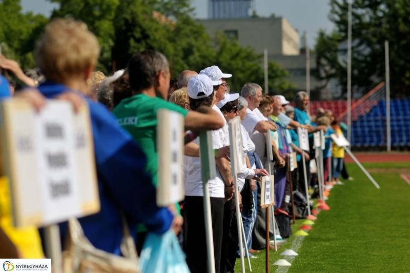 Szépkorúak versenye a stadionban