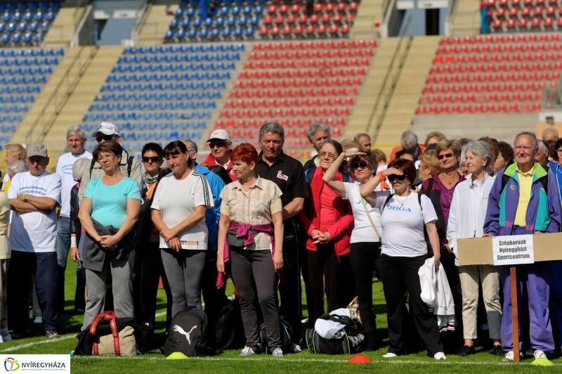 Szépkorúak versenye a stadionban