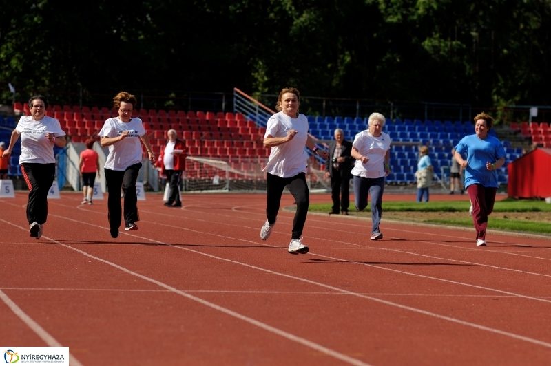 Szépkorúak versenye a stadionban
