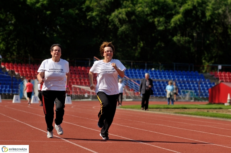 Szépkorúak versenye a stadionban