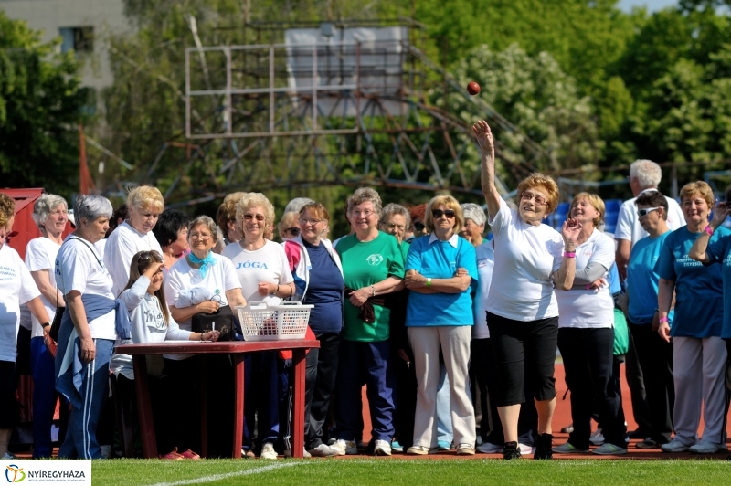 Szépkorúak versenye a stadionban
