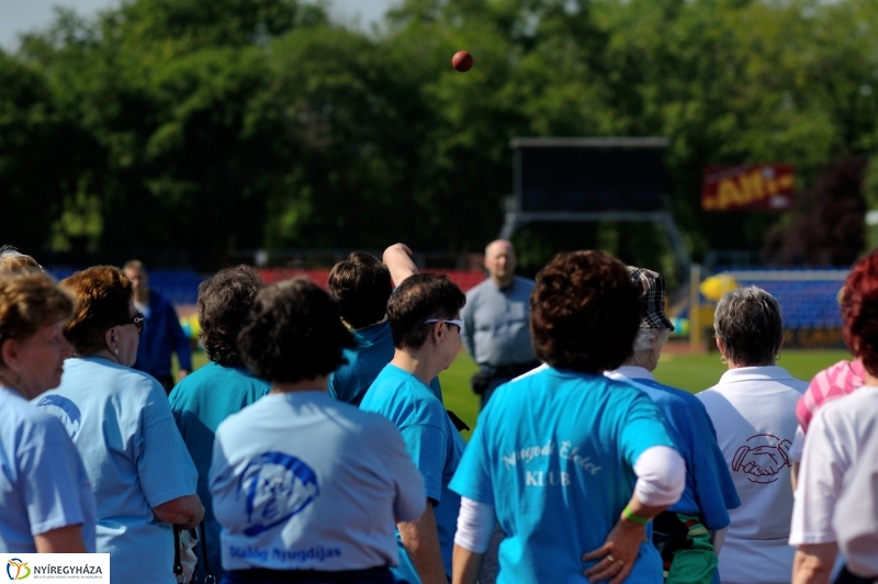 Szépkorúak versenye a stadionban