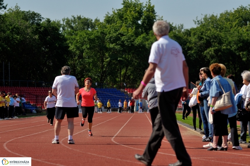 Szépkorúak versenye a stadionban