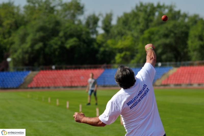 Szépkorúak versenye a stadionban