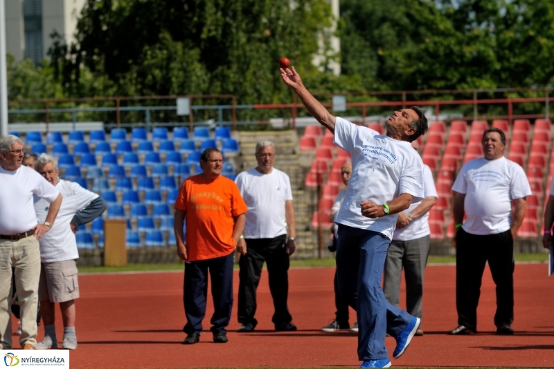 Szépkorúak versenye a stadionban