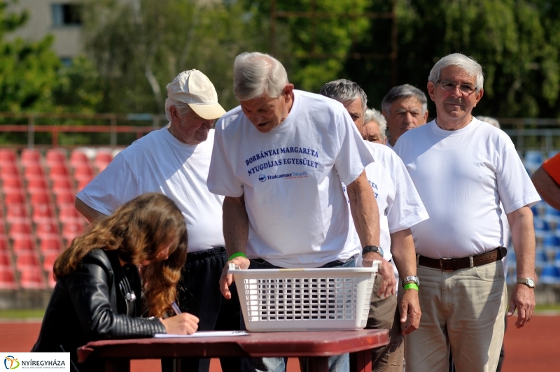 Szépkorúak versenye a stadionban