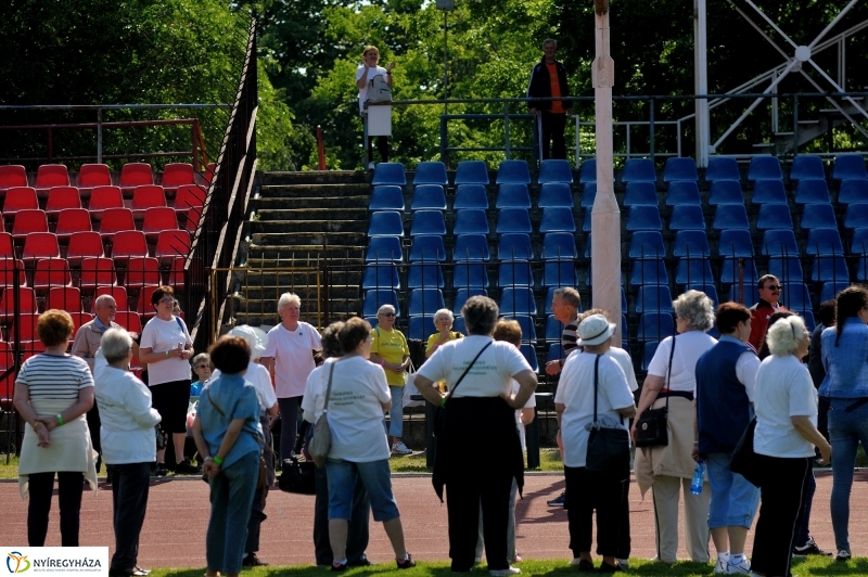 Szépkorúak versenye a stadionban