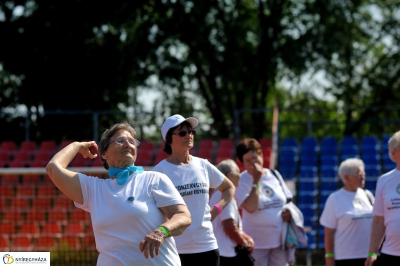Szépkorúak versenye a stadionban