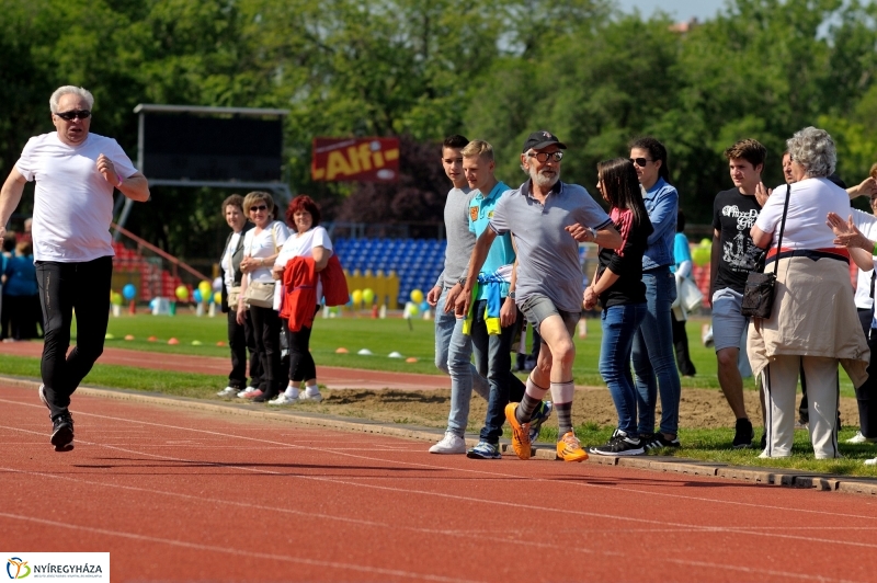 Szépkorúak versenye a stadionban