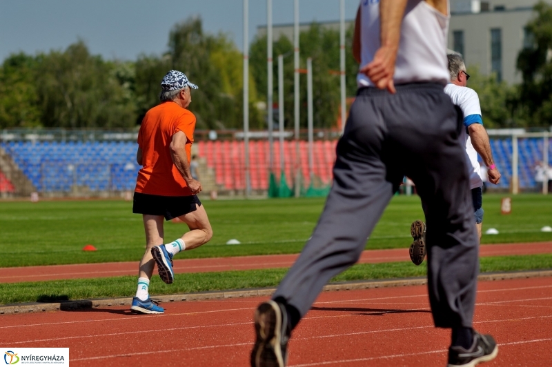 Szépkorúak versenye a stadionban