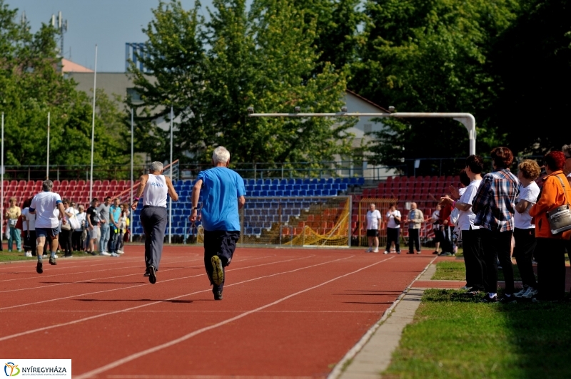 Szépkorúak versenye a stadionban