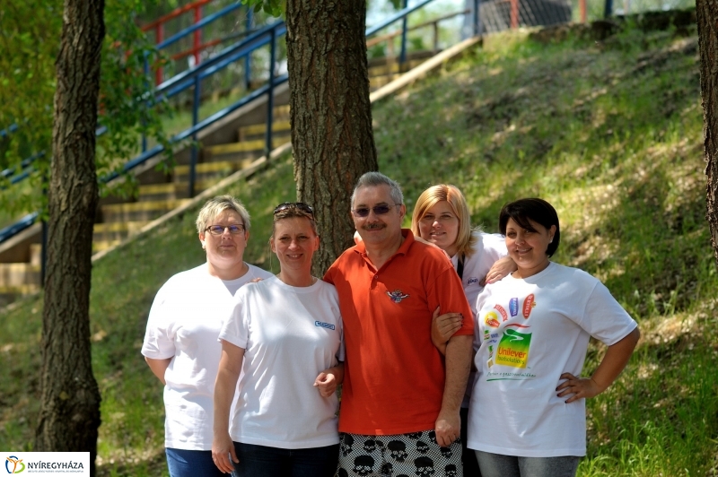 Szépkorúak versenye a stadionban