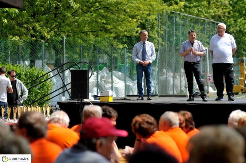 Szépkorúak versenye a stadionban