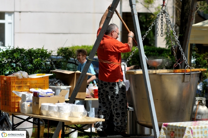 Szépkorúak versenye a stadionban