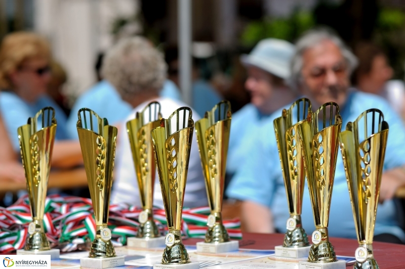 Szépkorúak versenye a stadionban