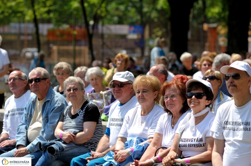Szépkorúak versenye a stadionban