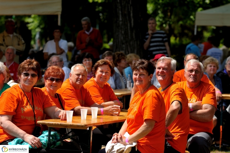 Szépkorúak versenye a stadionban