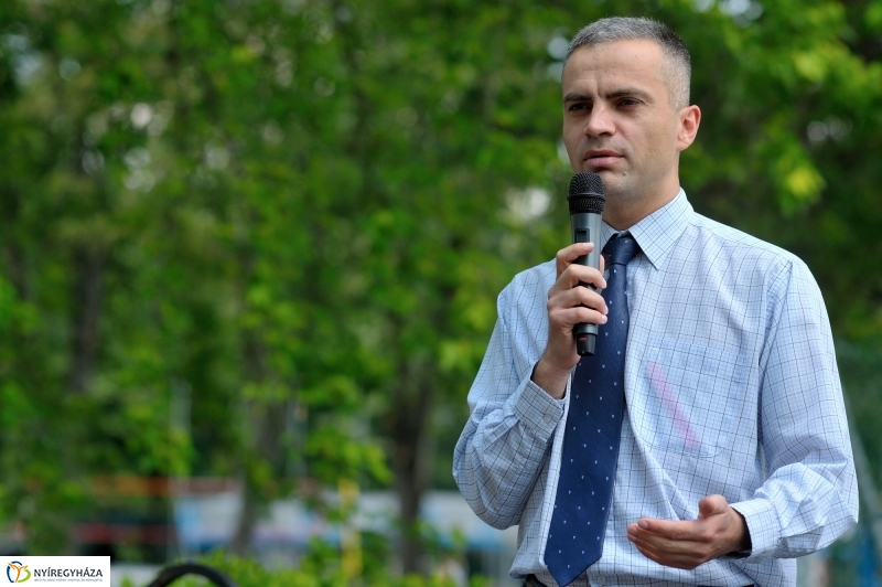 Szépkorúak versenye a stadionban