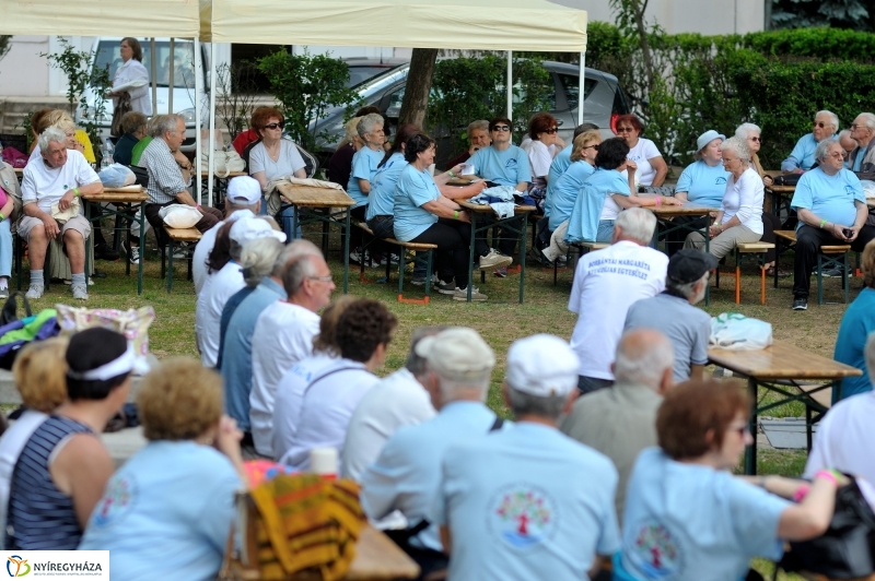 Szépkorúak versenye a stadionban