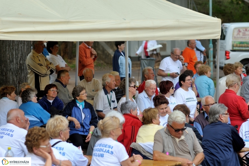 Szépkorúak versenye a stadionban