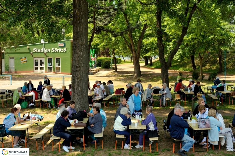 Szépkorúak versenye a stadionban