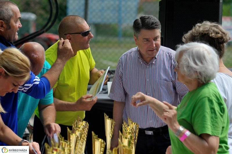 Szépkorúak versenye a stadionban