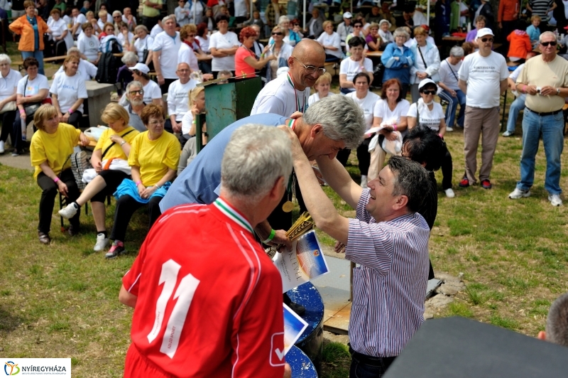 Szépkorúak versenye a stadionban