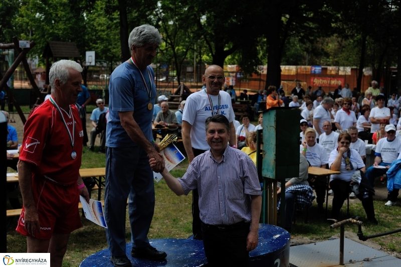 Szépkorúak versenye a stadionban