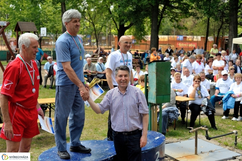 Szépkorúak versenye a stadionban