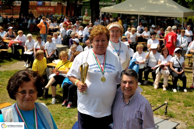 Szépkorúak versenye a stadionban